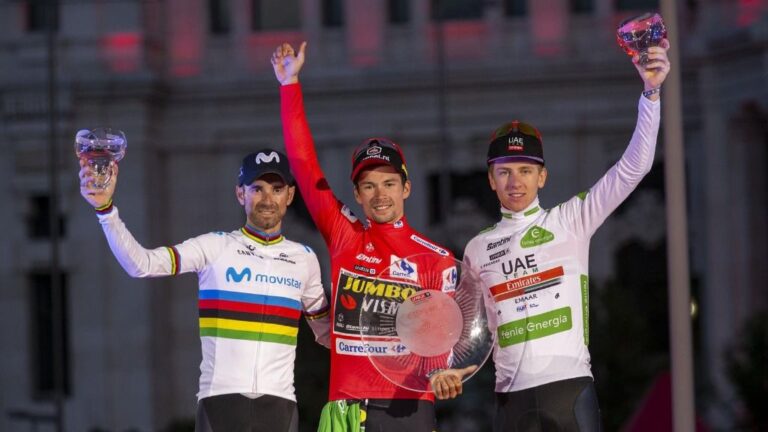 Alejandro Valverde, Primoz Roglic y Tadej Pogacar en el podio final de La Vuelta a España de 2019