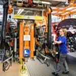 Trabajadores en la fábrica de vehículos industriales de Volkswagen en Hannover