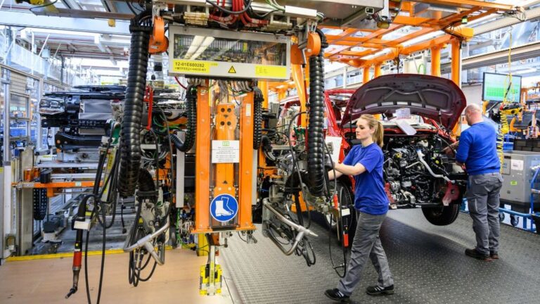 Trabajadores en la fábrica de vehículos industriales de Volkswagen en Hannover