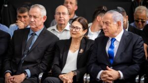 El primer ministro de Israel, Benjamin Netanyahu junto al líder del opositor Azul y Blanco, Benjamin Gantz