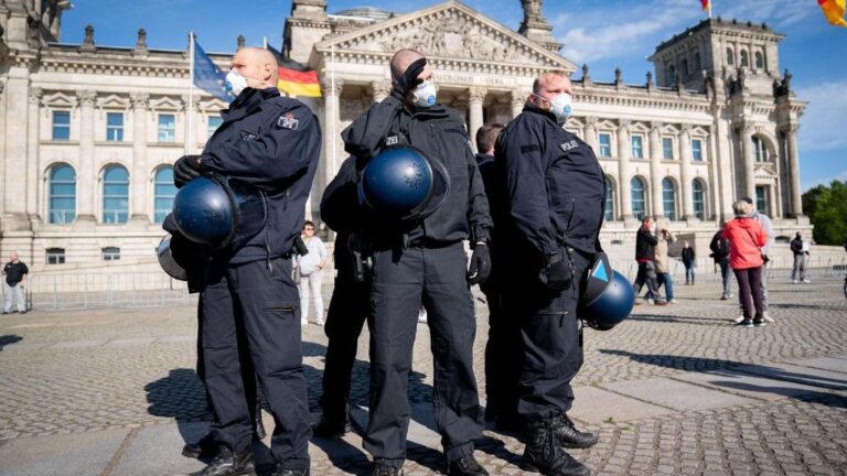 Policías alemanes frente al Reichstag durante una manifestación de personas que protestan contra las restricciones por el coronavirus