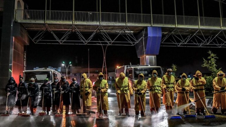 Trabajadores con mascarillas en Arabia Saudí