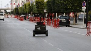 Un robot policial vigila el cumplimiento de las medidas en Túnez