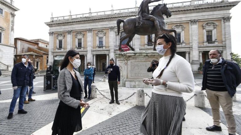 Manifestantes reclamen la reanudación de la actividad económica frente al Ayuntamiento de Roma italia coronavirus