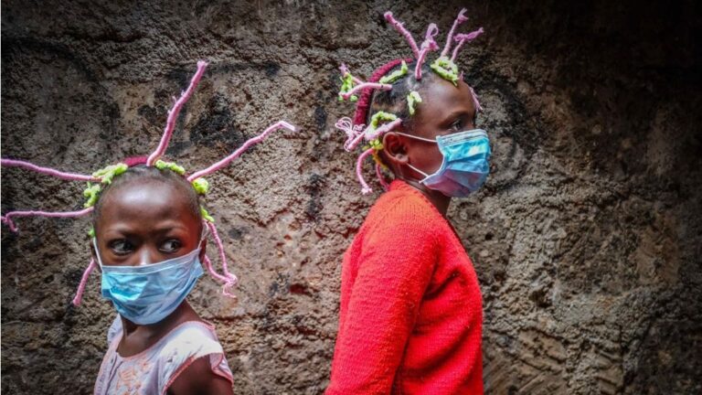 Dos niñas con mascarilla y peinados de 'coronavirus' en Nairobi