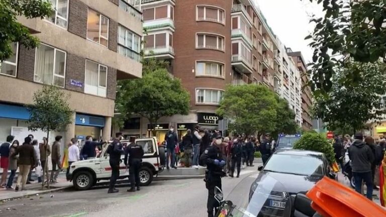 Los vecinos de la zona de Núñez de Balboa (Madrid) vuelven a reclamar en la calle la dimisión de Pedro Sánchez