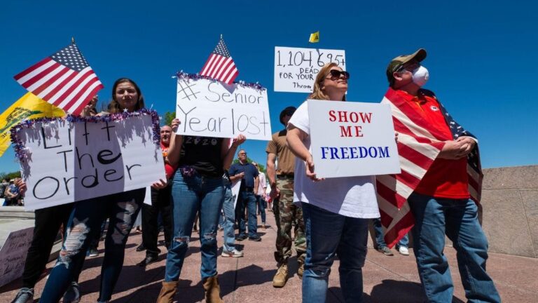 Manifestantes contra las medidas de contención contra el coronavirus en Estados Unidos