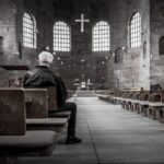 Iglesia religión rezar
