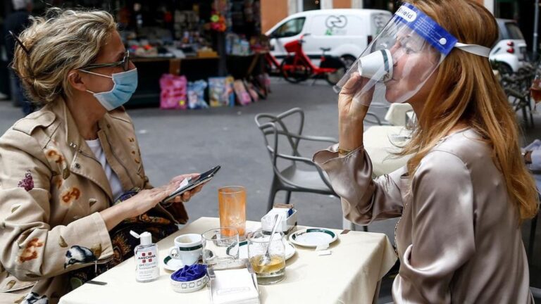 Dos personas sentadas en una terraza en Roma italia coronavirus