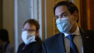 El senador Marco Rubio con una mascarilla