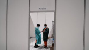 Dos trabajadores sanitarios hablan en las instalaciones del hospital de campaña instalado en IFEMA coronavirus