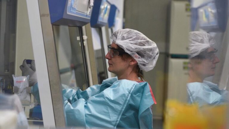 Una científica trabajando en el desarrollo de una vacuna contra el coronavirus en el Instituto Pasteur, en París
