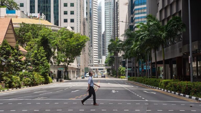 Una calle casi desierta en Singapur coronavirus