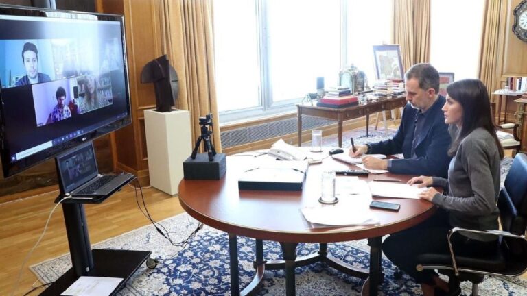 Los Reyes han mantenido hoy por videoconferencia un encuentro abierto con representantes de la nueva generación creativa del panorama cultural español.