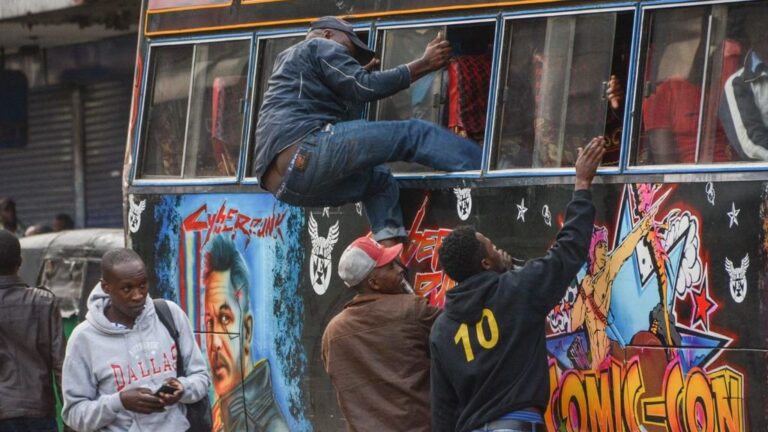 Autobús en Nairobi africa pobreza
