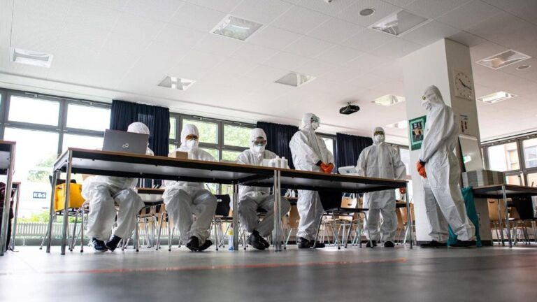 Empleados con trajes de protección en una escuela secundaria de Muenster-Wolbeck coronavirus