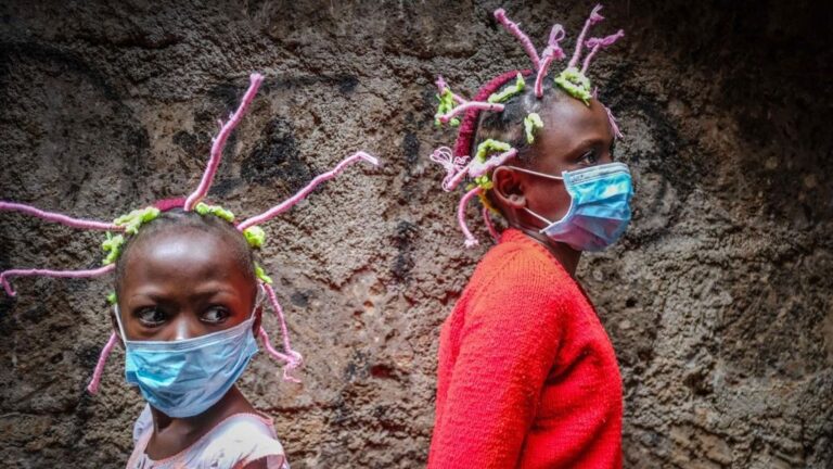 Dos niñas con mascarilla y peinados de 'coronavirus' en Nairobi