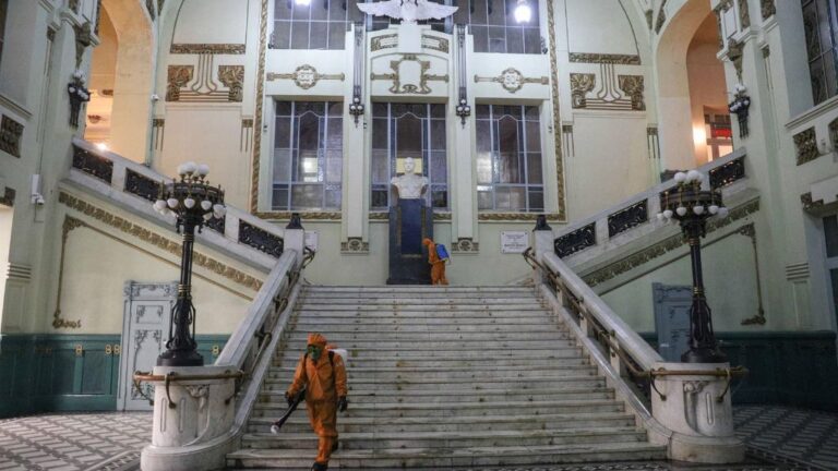 Trabajos de desinfección en una estación ferroviaria de San Petersburgo rusia coronavirus