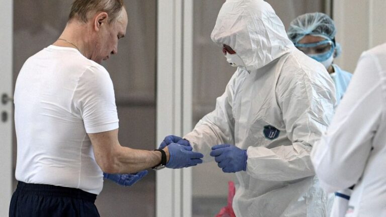 El presidente ruso, Vladimir Putin, junto a un médico con traje de protección