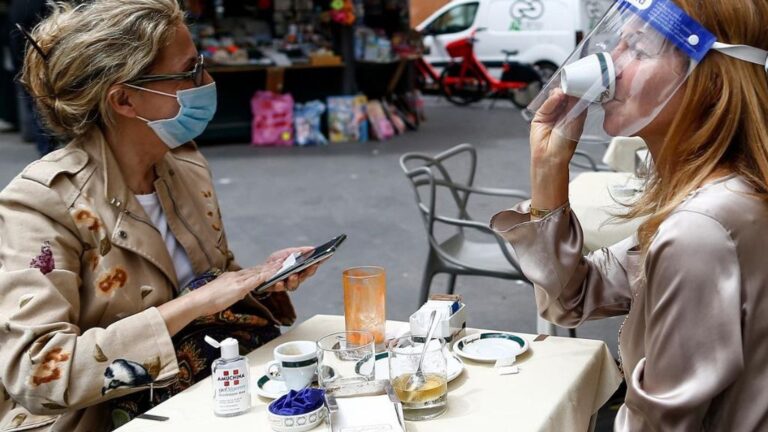 Dos personas sentadas en una terraza en Roma italia coronavirus