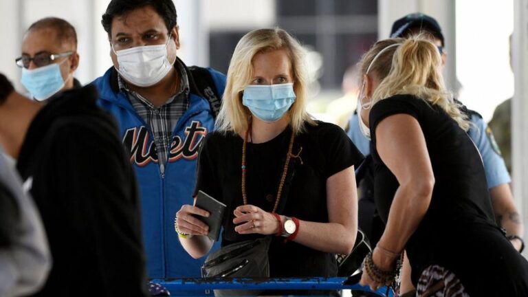 Pasajeros esperan en un aeropuerto de India para embarcar. coronavirus
