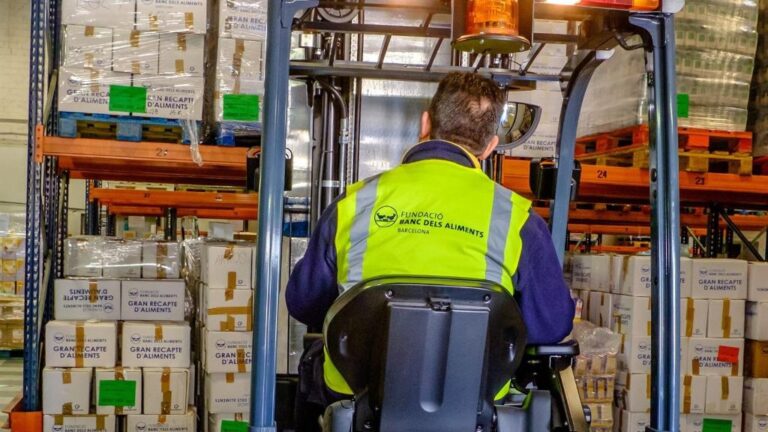 Un voluntario del Banc dels Aliments, en el almacén de la entidad