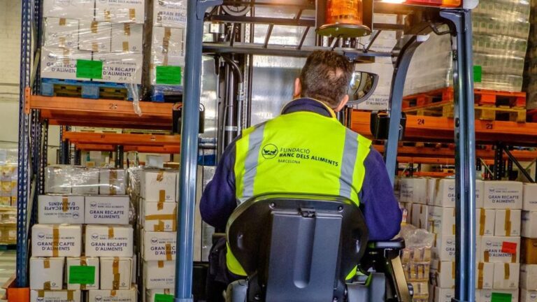 Un voluntario del Banc dels Aliments, en el almacén de la entidad