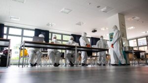 Empleados con trajes de protección en una escuela secundaria de Muenster-Wolbeck coronavirus