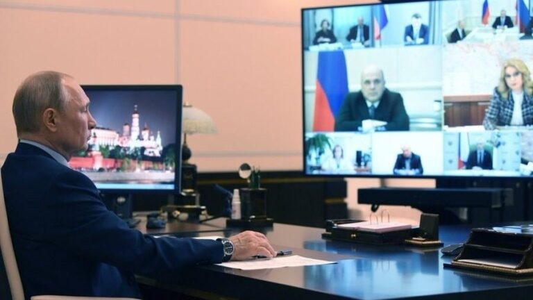 Vladimir Putin en una videoconferencia con el primer ministro y otros altos cargos del Gobierno ruso rusia coronavirus