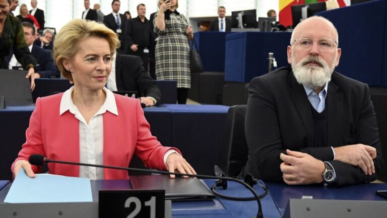 Ursula von der Leyen y Frans Timmermans