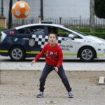 Un niño juega a la pelota al aire libre en el primer día que los menores de 14 años pueden salir a la calle durante el estado de alarma por la crisis del coronavirus
