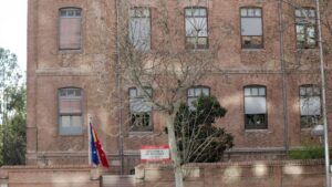 Fachada y entrada de la residencia de ancianos de Madrid donde se han confirmado contagios