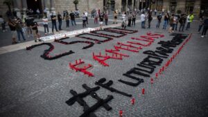 Trabajadores de Nissan escriben un mensaje con velas en Barcelona