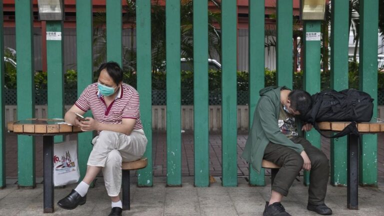 Dos hombres con mascarillas en China. coronavirus