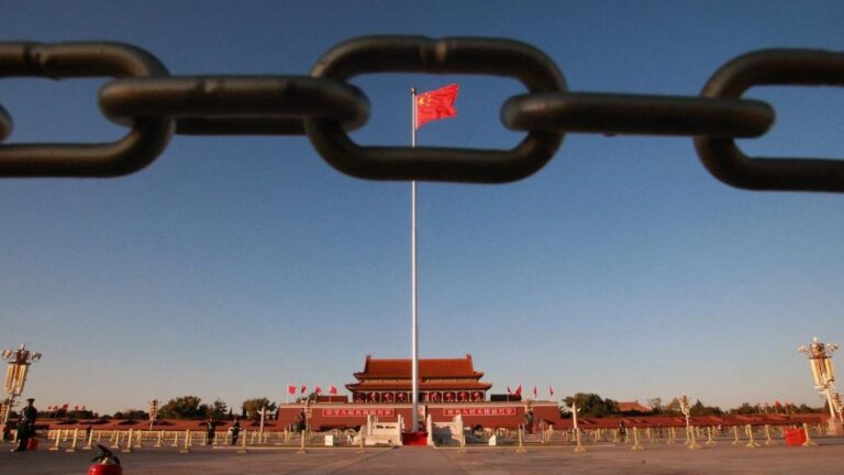 Bandera china ondeando en la plaza de Tiananmen de Pekín