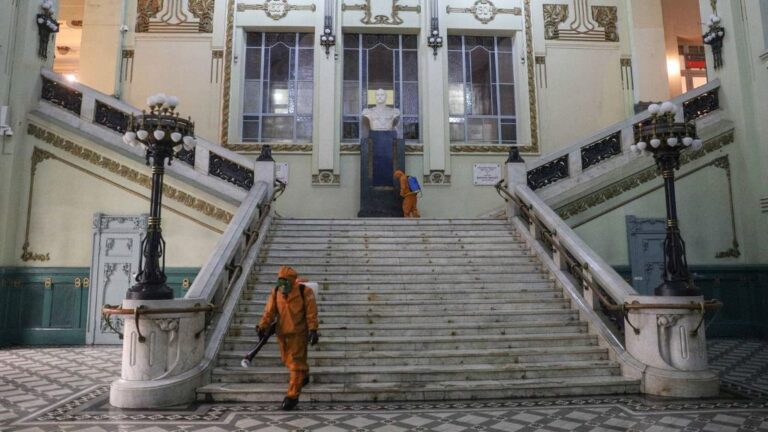 Trabajos de desinfección en una estación ferroviaria de San Petersburgo rusia coronavirus