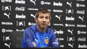 El entrenador del Valencia CF, Albert Celades, en rueda de prensa