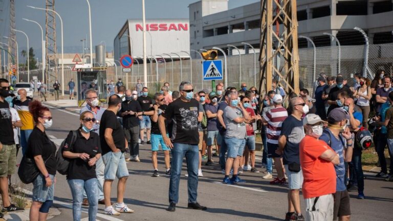 Trabajadores de la planta de producción de Nissan en Barcelona se concentran en el exterior de la fábrica en la Zona Franca