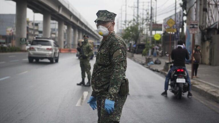 Un militar con mascarilla en una calle de Manila