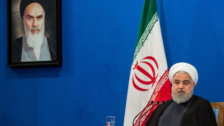 Hasán Rohani y un retrato de Ruholá Jomeini