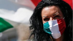 Una mujer con una mascarilla con la bandera de Italia