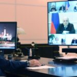 Vladimir Putin en una videoconferencia con el primer ministro y otros altos cargos del Gobierno ruso rusia coronavirus