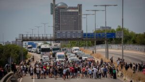 Unos 200 trabajadores de Nissan cortan unos minutos la Gran Via en L'Hospitalet de Llobregat