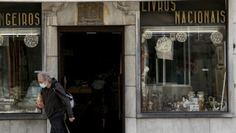 Un hombre con mascarilla en Lisboa