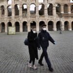 Ciudadanos pasean cerca del Coliseo en Roma