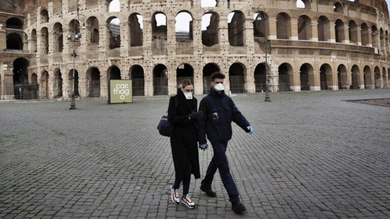 Ciudadanos pasean cerca del Coliseo en Roma