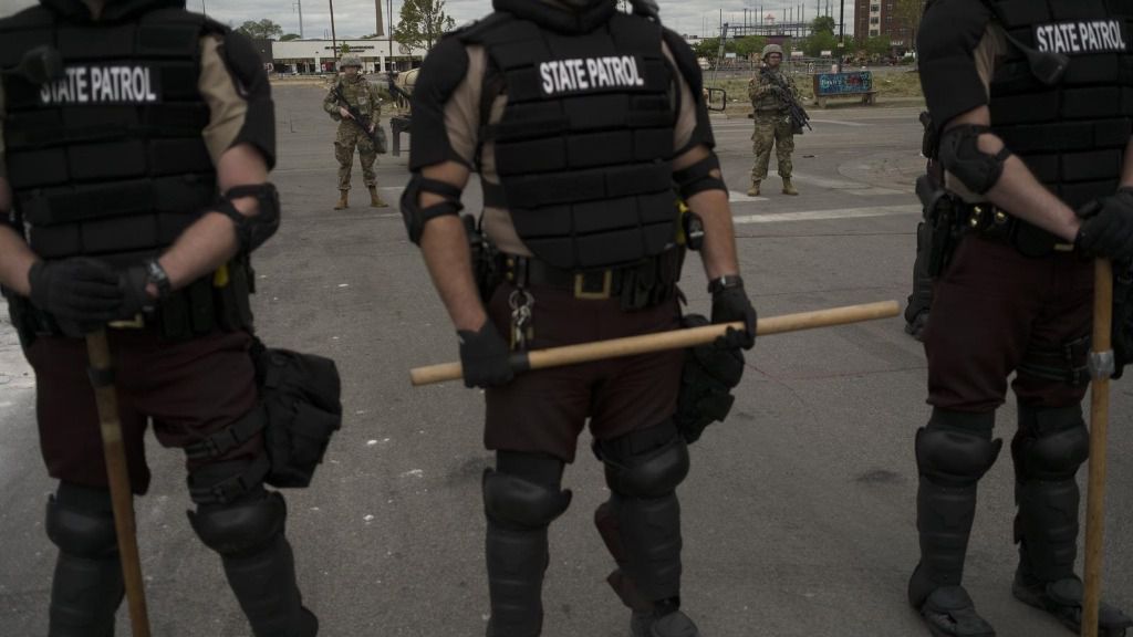 Imagen de varios policías en las protestas originadas en Mineápolis