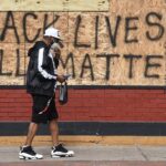 Imagen de un grafiti con la frase 'Las vidas de los negros todavía importan' en EEUU.
