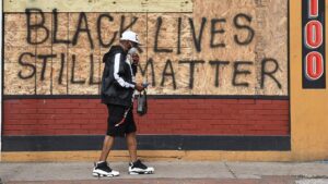 Imagen de un grafiti con la frase 'Las vidas de los negros todavía importan' en EEUU.