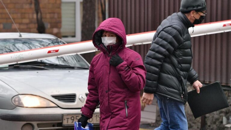 Dos ciudadanos rusos con mascarilla en Moscú